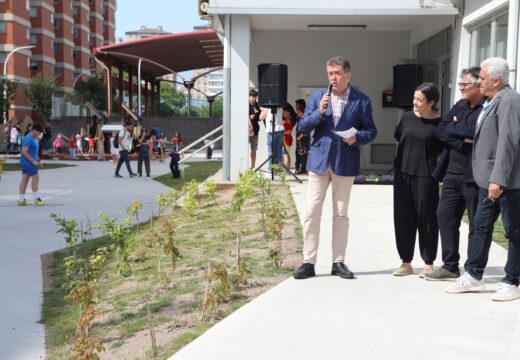 O CEIP Ramón de la Sagra renova o seu patio cun investimento municipal de 240.000 euros