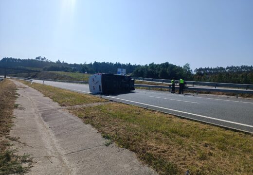 Unha persoa falecida e cinco feridas tras un accidente de tráfico na A54, á altura da saída 77, ao seu paso polo concello do Pino