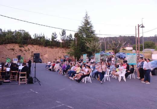 O concerto da Banda de Música de Lousame e da orquestra, banda e coro do Conservatorio Profesional de Noia reuniu a máis de cen persoas