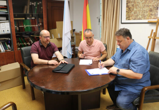 O Concello de Frades e o Arcebispado de Santiago asinan un convenio para conservar o patrimonio cultural do municipio