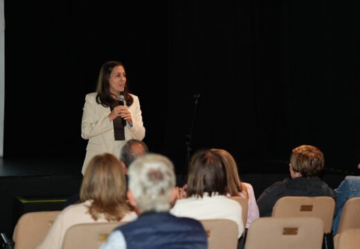 Noemí Díaz recolle as demandas da cidadanía sobre o bus urbano nun novo encontro no Fórum Metropolitano