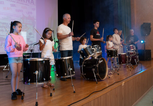 Clausura escolas música moderna de San Sadurniño