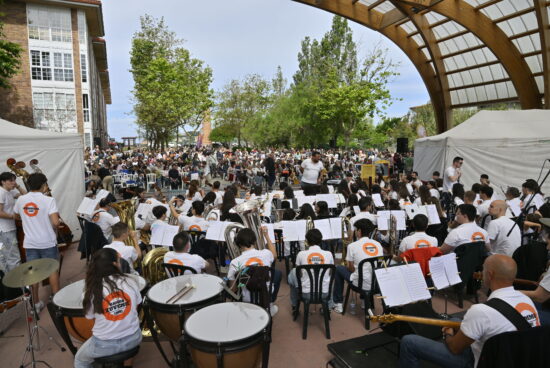 Colosal interpretación do musical Mamma Mía no parque da Lagoa ante máis de 2.000 persoas