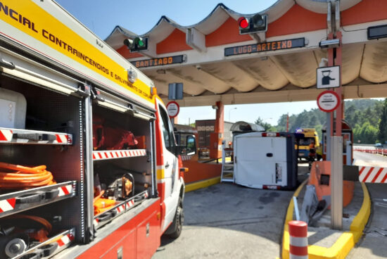 Unha persoa ferida tras o envorco dun vehículo nunha peaxe da AP-9, ao seu paso polo concello de Bergondo