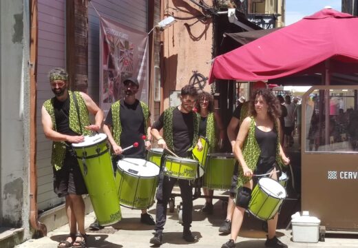 Os disfraces e a música conquistan as rúas da Pobra da man da II Choqueirada de Verán