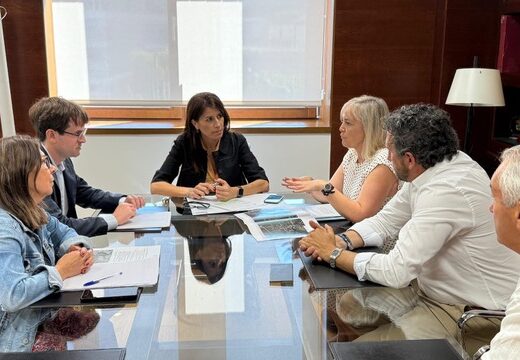 Izaskun García reúnese coa conselleira Martínez Allegue para buscar solucións á rotonda de Ledoño e a falta de beirarrúas na estrada de Celas