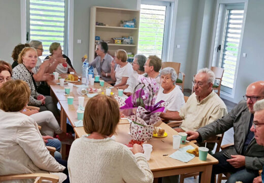 Os maiores do centro sociocomunitario de Frades celebran unha festa de fin de curso