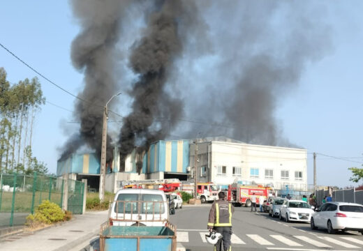 Incendio nunha nave de reciclaxe de electrodomésticos no parque empresarial de Ordes