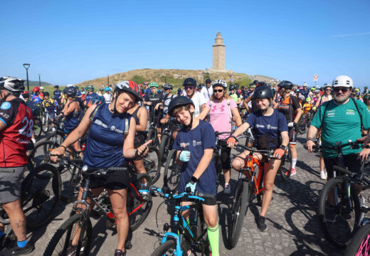 As bicis encheron A Coruña este domingo no Día da Bicicleta, que volveu ás rúas 15 anos despois da última edición