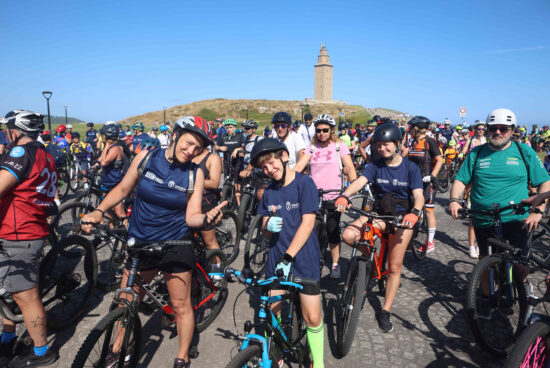 As bicis encheron A Coruña este domingo no Día da Bicicleta, que volveu ás rúas 15 anos despois da última edición
