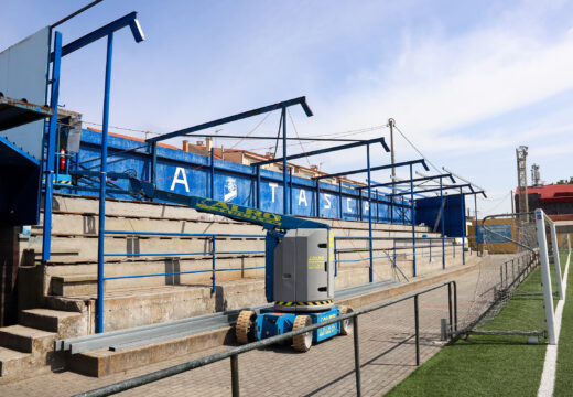 O Concello de Ribeira está instalando unha nova cuberta na bancada norte do Campo de Fútbol da Tasca en Aguiño