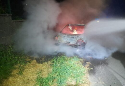 Incendio nun vehículo estacionado en Ventín (Palmeira), no concello de Ribeira