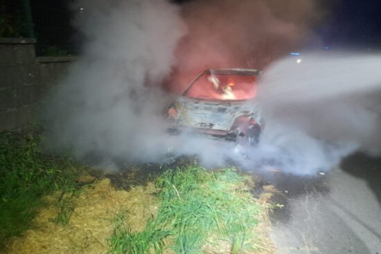 Incendio nun vehículo estacionado en Ventín (Palmeira), no concello de Ribeira