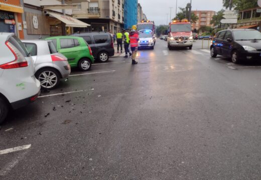 Solicitados labores de limpeza tras un accidente na Avenida da Constitución, en Boiro
