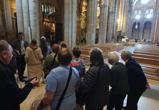 As persoas maiores participantes no programa de Prevención da Dependencia de Boqueixón visitan a Catedral de Santiago