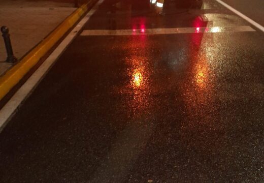 Limpeza de estrada por unha mancha de aceite na rúa Díaz de Rábago, na parroquia de Caramecheiro, no concello da Pobra do Caramiñal