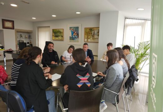 O alcalde de Brión recibe a un grupo de rapaces e rapazas do IES, que lle solicitaron a creación dun Espazo Xuvenil Municipal no centro comercial Montebalado