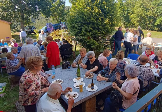 Máis de 150 persoas participan nunha sardiñada no Club de Xubilados de Lousame