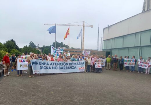 Ribeira mobilízase para esixir máis persoal sanitario no centro de saúde