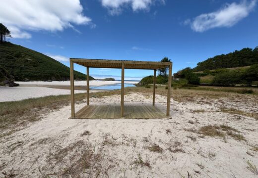 A praia de Niñóns conta dende hoxe cunha nova zona de sombra