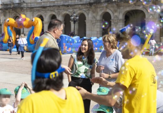 A praza de María Pita convértese nun grande espazo de xogo no Día Internacional do Xogo co protagonismo da infancia das escolas municipais