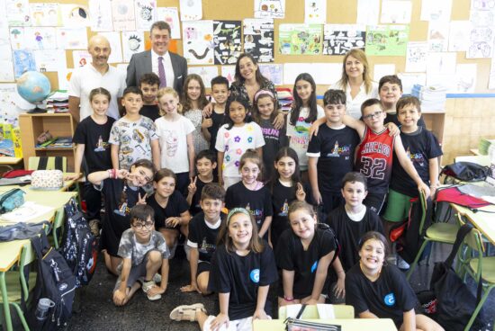 Inés Rey visita o CEIP Wenceslao Fernández Flórez en resposta ás cartas enviadas polo alumnado de 3º de Primaria