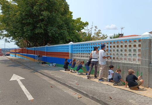 O alumnado do CEIP Valle Inclán crea un mural de 325 m² dirixido polo artista internacional Erb Mon