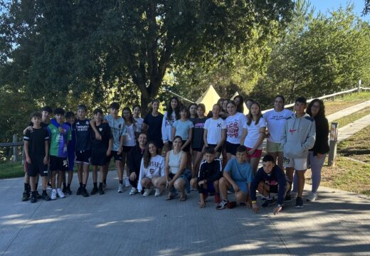 Trinta mozos da Laracha desfrutan en Cotobade do campamento multiaventura organizado polo concello