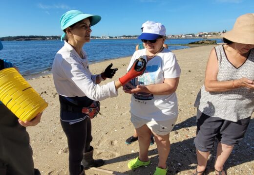 A Pobra descobre aos turistas o marisqueo a pé, un dos oficios tradicionais de maior importancia no municipio