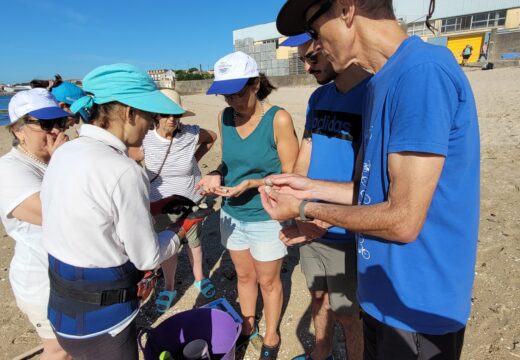 A Pobra descobre aos turistas o marisqueo a pé, un dos oficios tradicionais de maior importancia no municipio