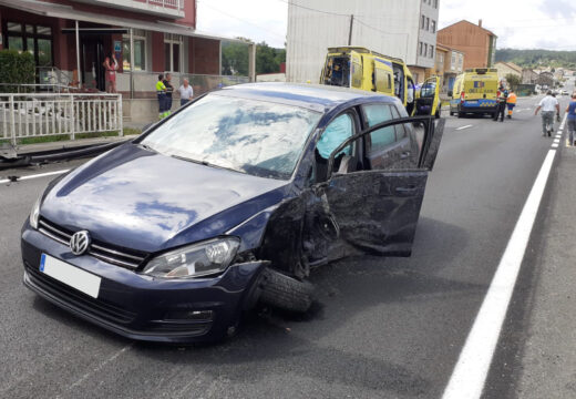 Accidente de tráfico entre unha ambulancia e un turismo no núcleo urbano de Vimianzo