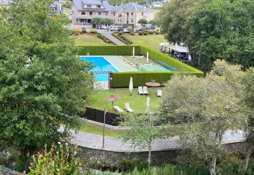 As Somozas habilita unha zona de descanso e lecer anexa á piscina municipal