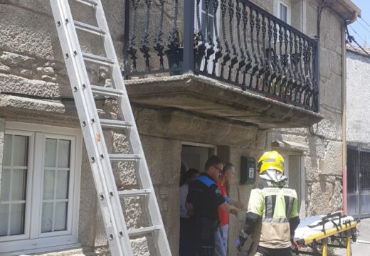 Apertura de porta nunha vivenda no concello de Muxía