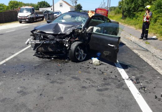 Dúas persoas feridas graves e unha leve nun accidente na AC-303, ao seu paso por Olveira, no concello de Ribeira