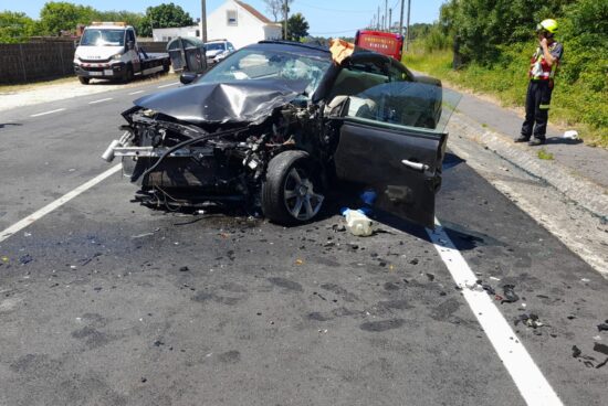 Dúas persoas feridas graves e unha leve nun accidente na AC-303, ao seu paso por Olveira, no concello de Ribeira