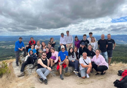 Os alcaldes de Boqueixón e Vedra visitan á rapazada do campo internacional de voluntariado “Monte Sacro”