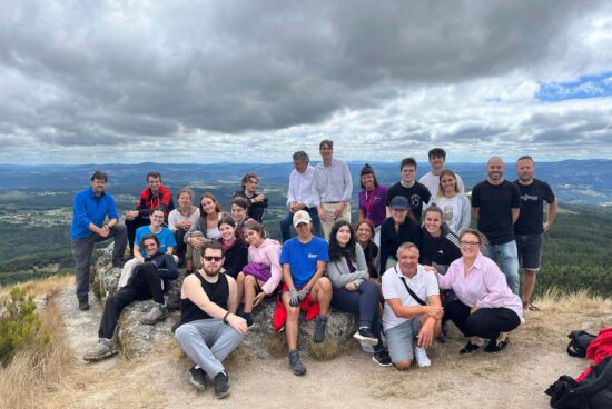 Os alcaldes de Boqueixón e Vedra visitan á rapazada do campo internacional de voluntariado “Monte Sacro”