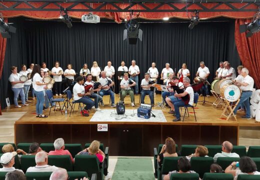 O concerto de fin de curso da UNED Sénior de Lousame enche o auditorio da Casa da Cultura