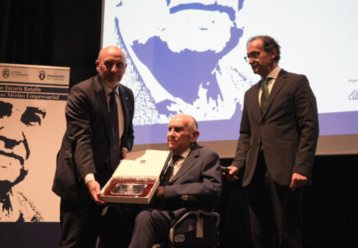 O Concello e a AEPuebla renden homenaxe a Escurís Batalla por facer da Pobra “unha referencia do sector conserveiro”