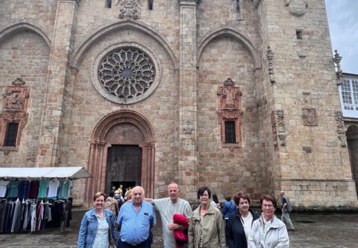 Uns 200 maiores participan nunha excursión a Mondoñezo, Foz e Viveiro
