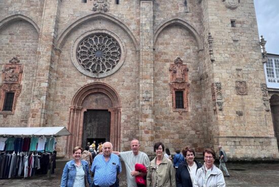 Uns 200 maiores participan nunha excursión a Mondoñezo, Foz e Viveiro