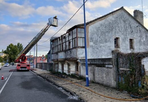 Arde por completo unha casa deshabitada en Almeiras, no concello de Culleredo