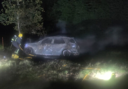 Arde un coche en Sande, no concello de A Capela