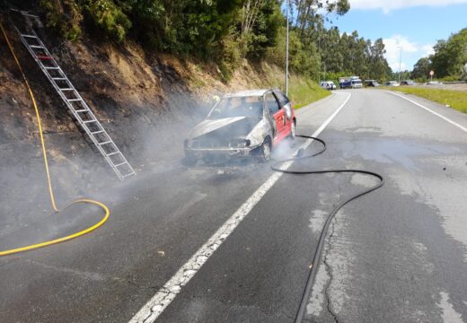 Incendio dun vehículo en Santa Marta de Babío, no Concello de Bergondo