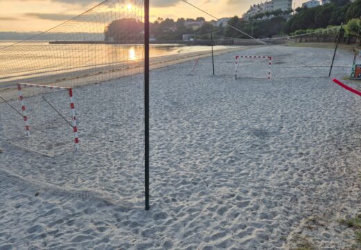 Miño impulsa un ano máis o deporte ao aire libre coa instalación dun campo de fútbol e vóley na praia da Ribeira