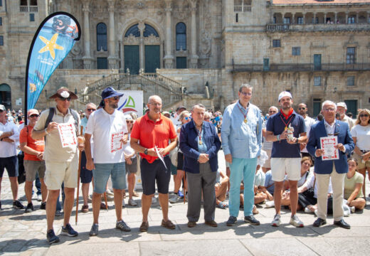 O Gran Maestre da Orde do Camiño de Santiago recibe no Obradoiro aos participantes na peregrinación marítima máis numerosa da historia moderna
