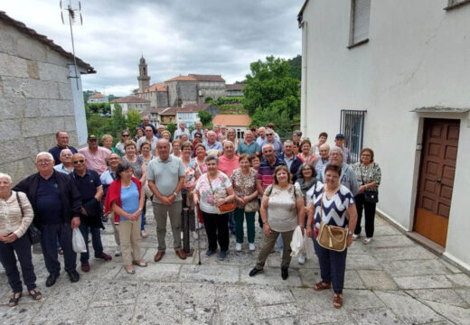 Medio cento de maiores brioneses viaxan a Ribadavia co programa Xornadas de Verán