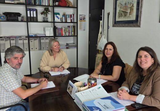 A deputada provincial de Cultura visita Fene para avanzar na colaboración co tecido asociativo local