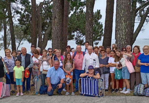 Corenta veciños e veciñas de Frades participan nos Xoves de Praia
