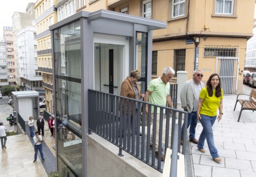 O Concello pon en funcionamento os dous novos ascensores que melloran a accesibilidade entre as rúas Pintor Villar Chao e Juan Montes